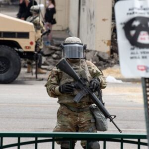 ulusal muhafizlar baskentin gobegine girdi trump acil durum ilan etmisti JQcc3SsJ