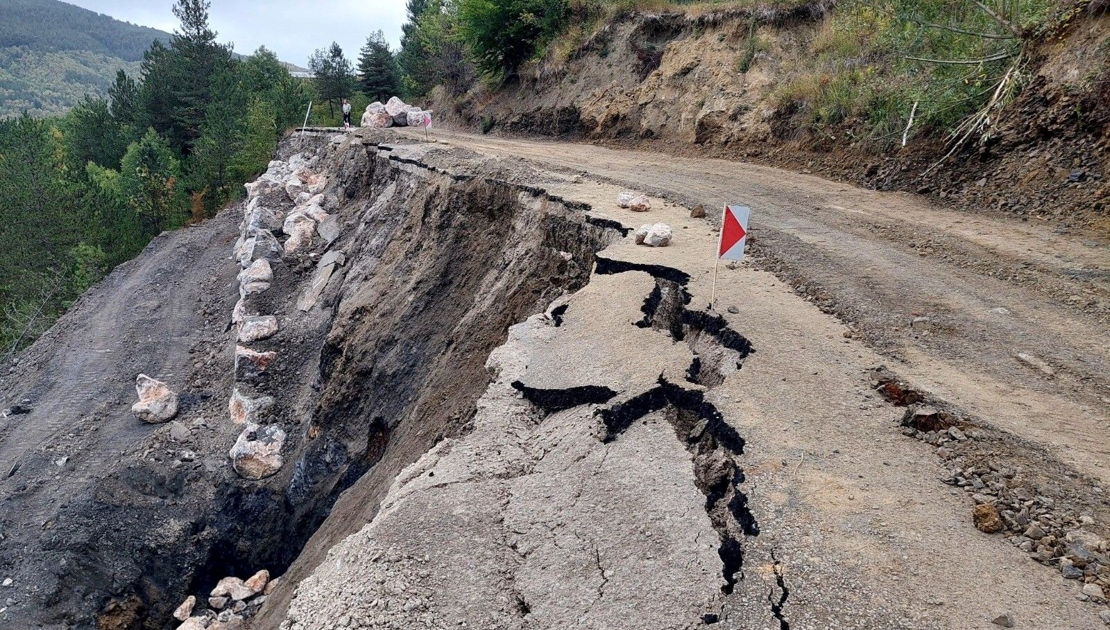 kastamonuda heyelan nedeniyle koy yolu coktu z4fg6fsl