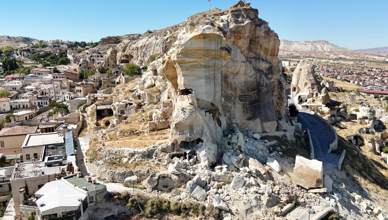 nevsehirde kadikalesinden kopan kaya parcasi dustu 4FOfe1eB