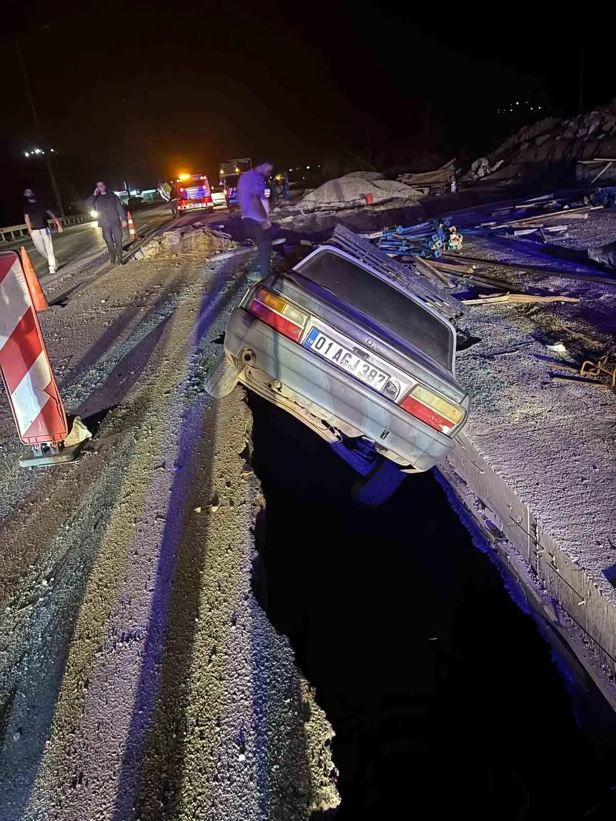 osmaniyede yol cukuruna dusen iki otomobil kazasi FdPX1xdZ.jpg