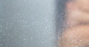 bir-sehir-bu-sapigi-konusuyor-duvarini-deldi-kamerayla-dus-alan-kadinlari-izledi-U4FWZjPn