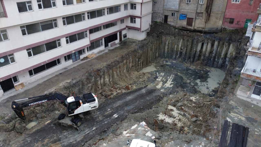 Hakkari’de Zemin Kayması Alarmı: Binalar Tahliye Edildi