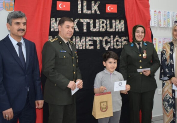 ilk-mektuplarini-mehmetcige-yazan-ogrencilere-askerlerden-cevap-geldi-wS6ZOYSr