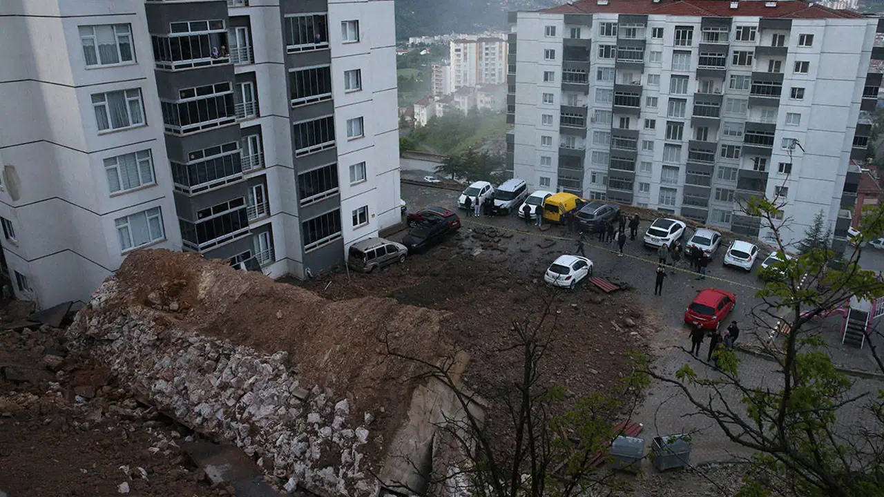 Tokat’ta Heyecan Verici Olay: Sitenin İstinat Duvarı Yıkıldı