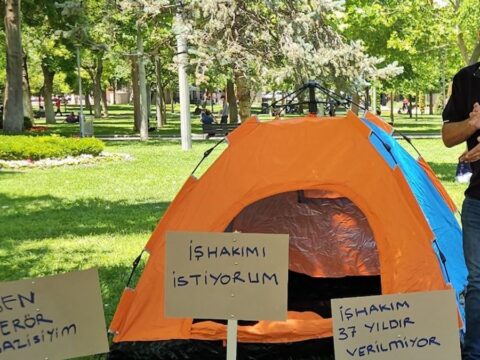 Gazi işsizliğe isyan etti, parka çadır kurdu